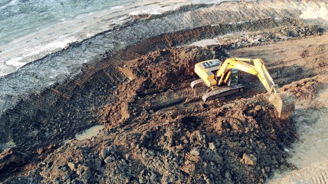 一台机器在采石场搬运泥土。工业建筑工地的重型机械。视频素材