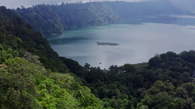 空中景观绿色的山和热带树木在湖岸。印尼巴厘岛视频素材