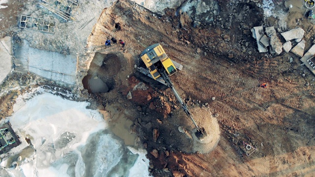 建筑设备、重型工业机械。一台机器在一个大采石场里挖土。视频素材