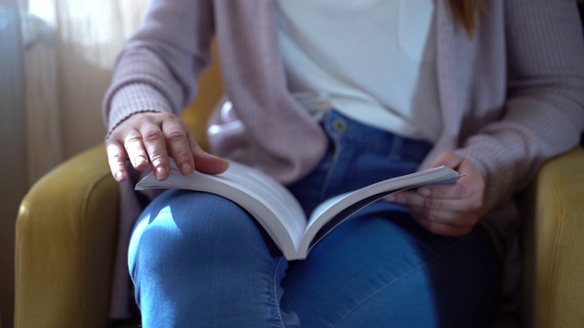 一个年轻的女学生在读一本书视频下载