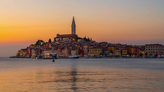 Rovinj老城和圣欧菲米亚大教堂日落场景，Rovinj，伊斯特里亚，克罗地亚视频素材