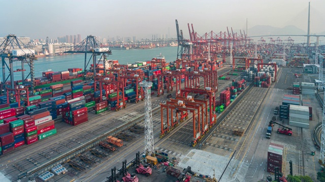 在香港进出口业务物流中，国际港口用起重机装载集装箱的日日夜夜延时视频素材