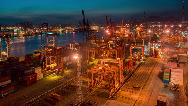 在香港的进出口业务物流中，国际港口用起重机装载集装箱的时间从夜晚到白天视频素材