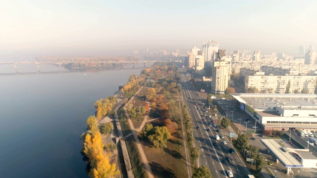 空中城市。高楼，河流，公园和桥梁。雾。视频素材