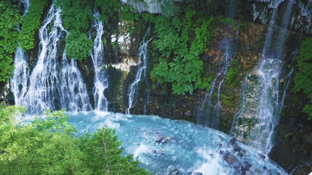 北海道Biei的自然奇观-碧绿的白hige瀑布在一个阳光明媚的夏日视频下载