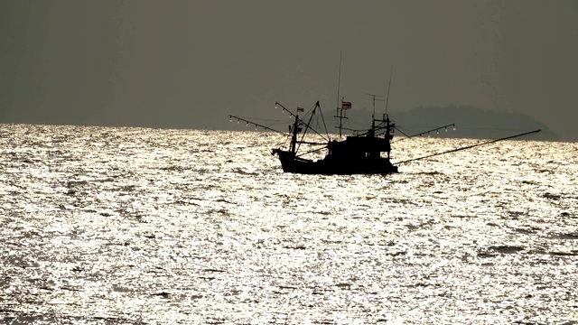 日落时分，海上渔船的剪影视频素材