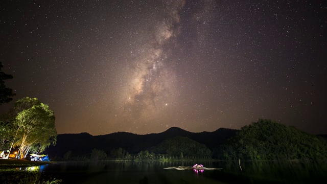 银河的时间流逝和星星在夜间的时间在大坝视频素材