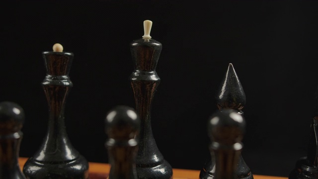 在木质棋盘上的黑色棋子在起始位置视频素材