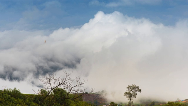 在泰国北部的山区，冬季有云雾运动的日出景观视频素材