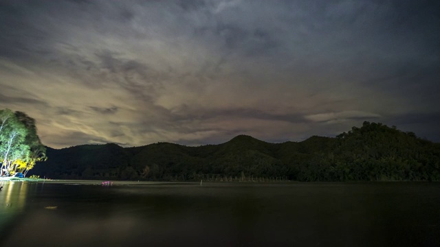 银河的时间流逝和星星在夜间的时间在大坝视频素材