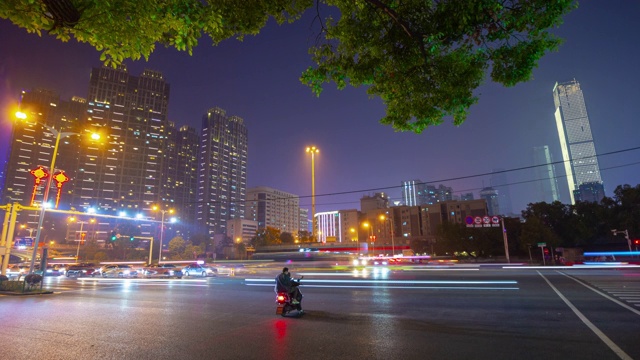 夜光照亮长沙市市中心繁忙的交通街道全景，时光流逝4k中国视频素材