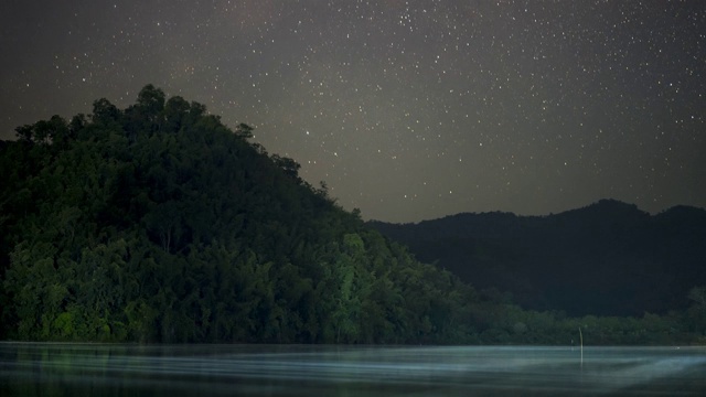 银河的时间流逝和星星在夜间的时间在大坝视频素材