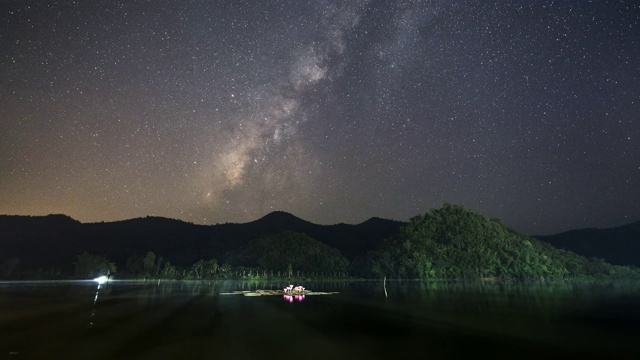 银河的时间流逝和星星在夜间的时间在大坝视频素材