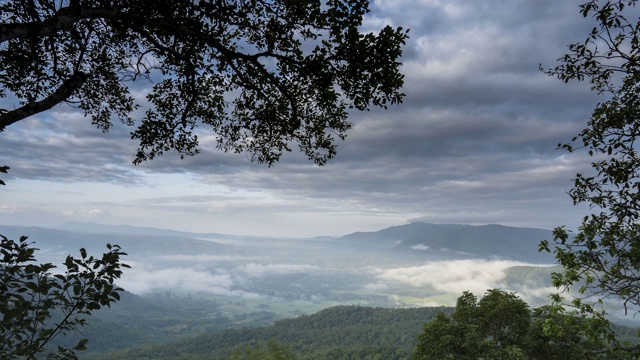 在泰国北部的山区，冬季有云雾运动的日出景观视频素材