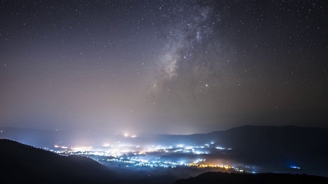 在泰国东北部的山区上方，银河移动的时间周期视频素材