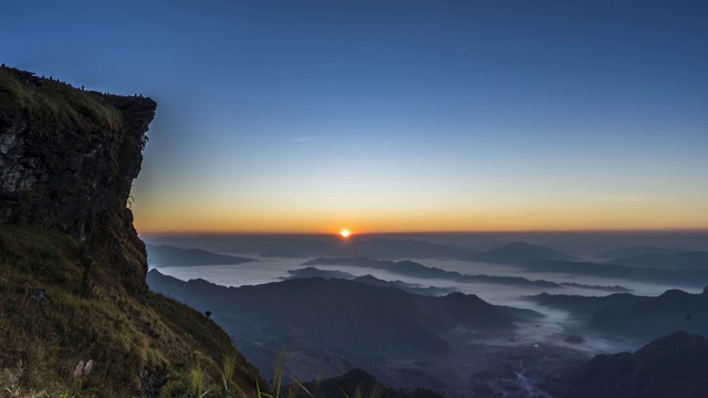 在泰国北部的山区，冬季有云雾运动的日出景观视频素材