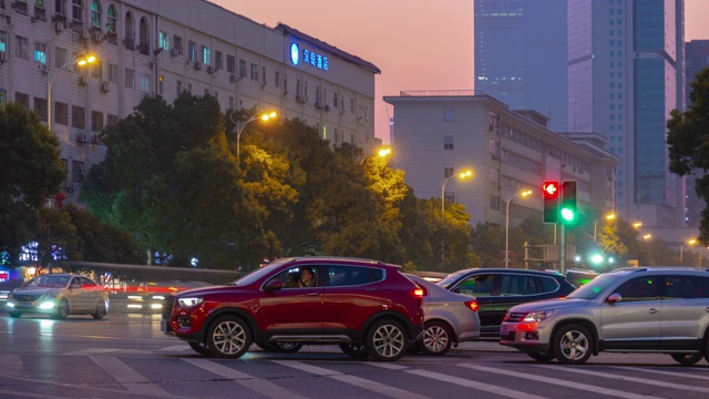 长沙市市中心日落黄昏照明著名的交通街道全景，时间跨度4k中国视频素材