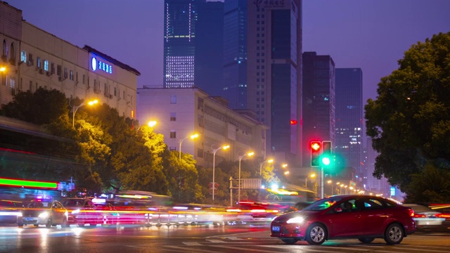 长沙市市中心日落黄昏，照亮著名的交通街道全景，时间跨度4k中国视频素材