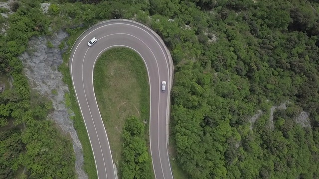 鸟瞰图蜿蜒的道路在白云石，意大利视频素材