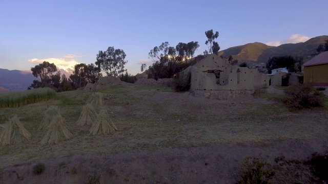 玻利维亚拉巴斯帕尔卡耕地旁的稻草堆旁正在建造的房屋视频素材