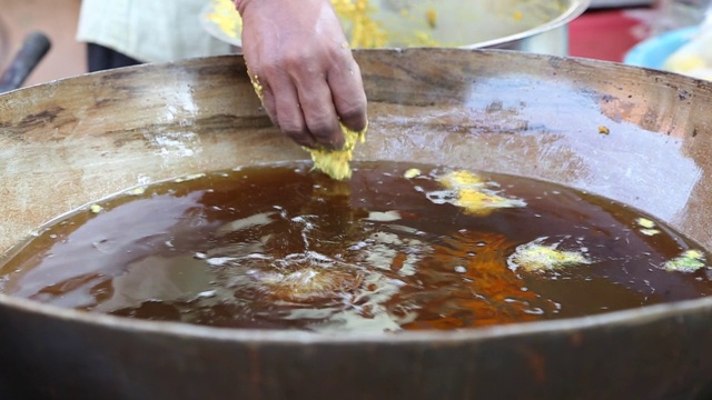 也被称为Moong Dal Vada, Pakoda, Pakode, Pakore, Moong Vada, Pakora或Bhajiya烹饪by cook。视频素材