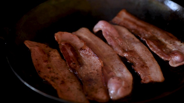 在铸铁煎锅中煎的五花肉片视频素材