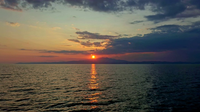 鸟瞰大海和美丽的日落视频素材