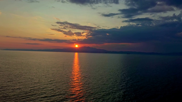 鸟瞰大海和美丽的日落视频素材