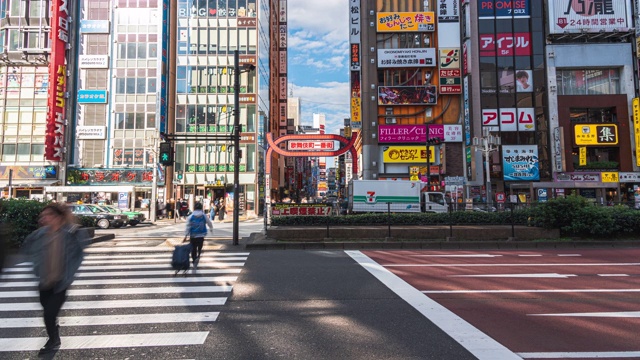 4K延时:行人在日本东京歌舞伎町新宿区的购物街上行走视频素材