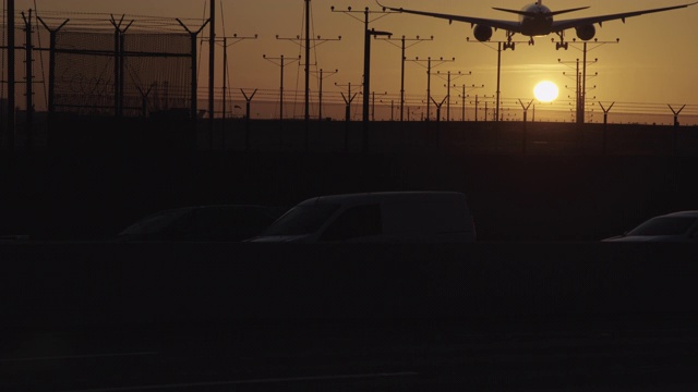 日落时分，飞机在空中降落视频素材