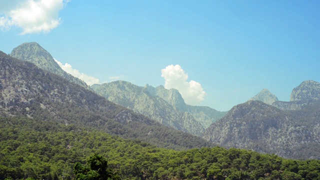 土耳其- 2017年8月，Kemer, Beldibi:山脚下的森林在蓝天的背景下。夏季热带景观视频素材