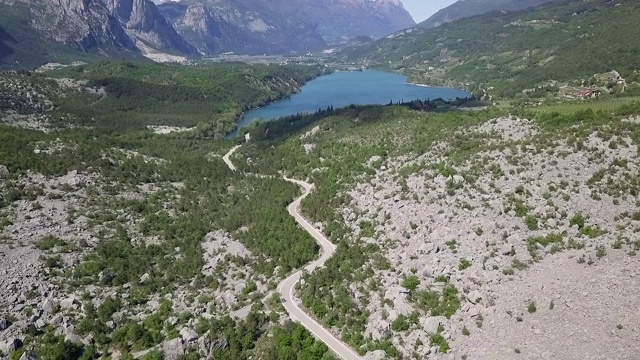 山上美丽湖泊的航拍视频视频素材