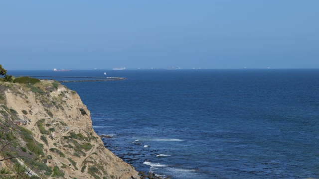 太平洋上的岩石海岸线视频素材