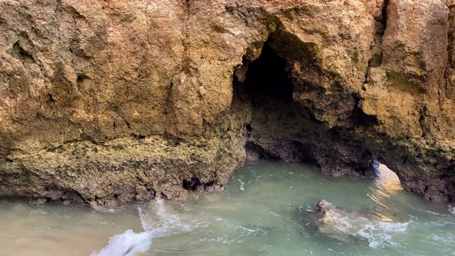 在葡萄牙阿尔加维的Ponta da Piedade，阿尔加维海岸线上风景优美的自然悬崖和岩洞与绿松石水视频素材