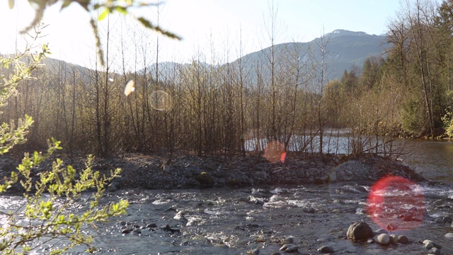 日出时山岸线的机架焦点视图视频素材