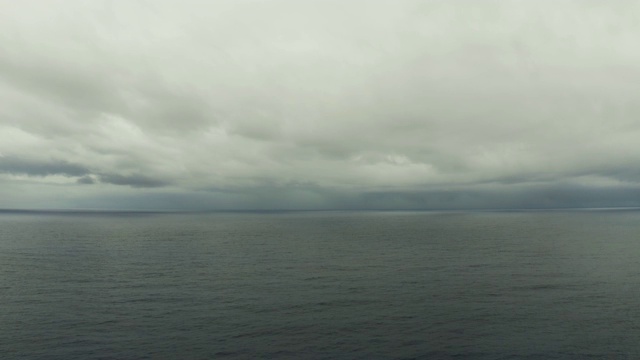 海景，蔚蓝的大海，云和岛屿的天空视频素材