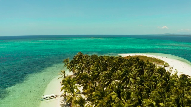 沙滩和蓝色大海的旅游理念。Balabac,菲律宾巴拉望省视频素材