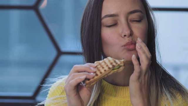 女人在午餐吃华夫饼甜点，享受和闭上眼睛视频素材