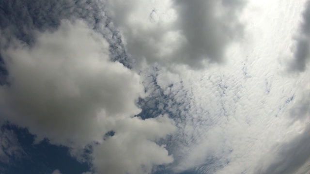 阴暗的天空。雨云在天空中移动。时间流逝。视频素材