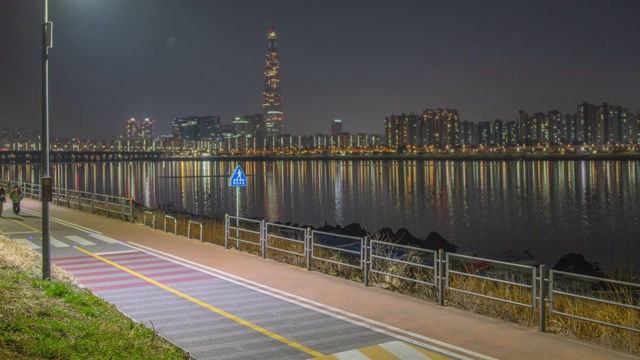 韩国首尔，光津谷，汉江/汉江公园的自行车和人行道夜景视频素材