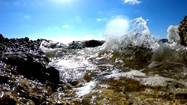 海浪冲击着布满岩石的海滩视频素材