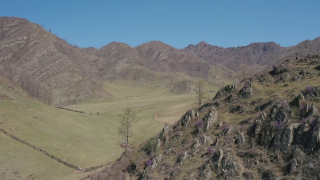 从四轴飞行器上看到的山脉和背景上的蓝天。鸟瞰图。4 k视频素材