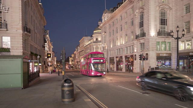 伦敦下摄政街(Lower Regents Street London)夜晚人迹罕至，交通繁忙，气氛怪异视频素材