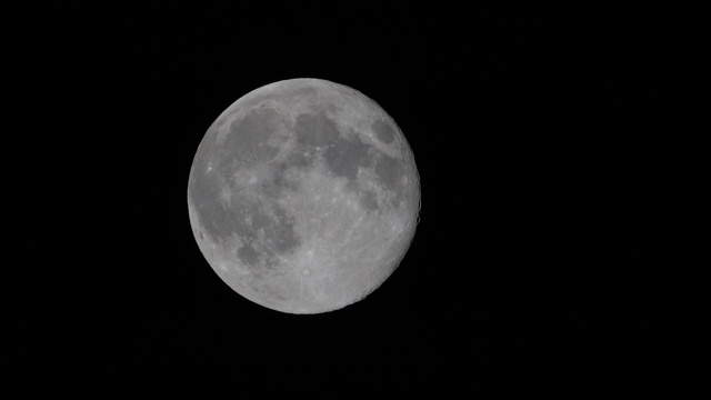 月亮在夜空中移动视频素材