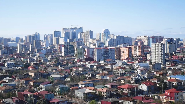 空中飞行前往格鲁吉亚巴统市中心。在摩天大楼的前景建设。从缆车，索道视频下载