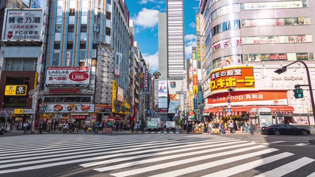 在日本东京新宿区哥斯拉路购物街上行走的行人，4K延时:缩小交通和人群视频素材