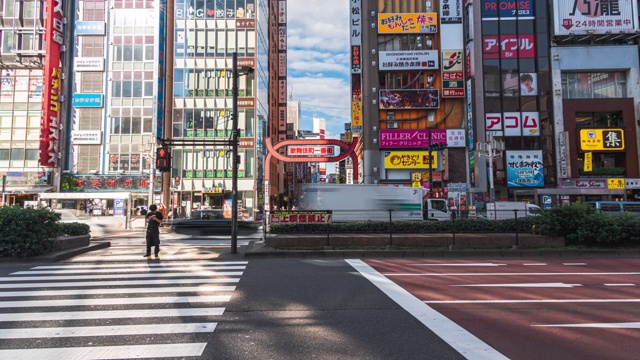 4K延时:在日本东京新宿歌舞伎町购物街上行走的行人视频素材