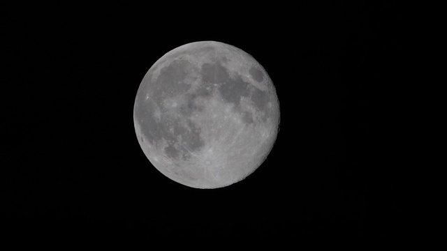 月亮在夜空中移动视频素材