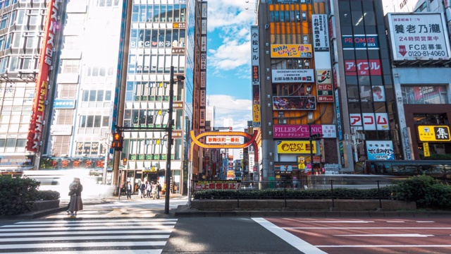 在日本东京新宿歌舞伎町购物街上行走的行人，4K延时:缩小交通和人群视频素材