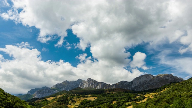 山景“La Hermida峡谷”Picos de Europa国家公园西班牙时光视频素材